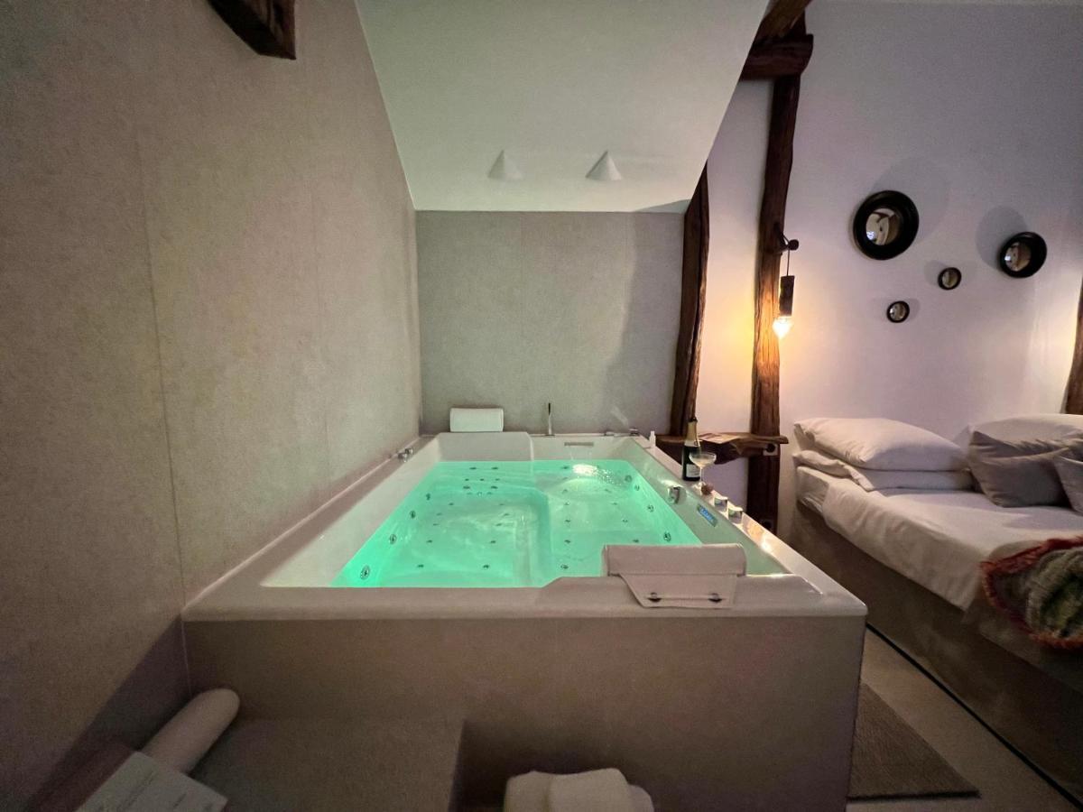 Tamarin & Capucin Suite Balneo Aubagne Exterior foto